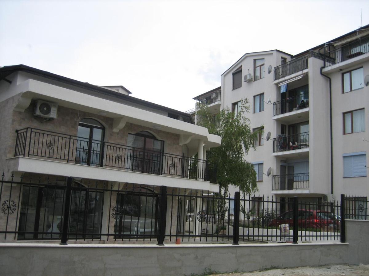 Apartment Lazur By The Sea Ravda Exterior photo